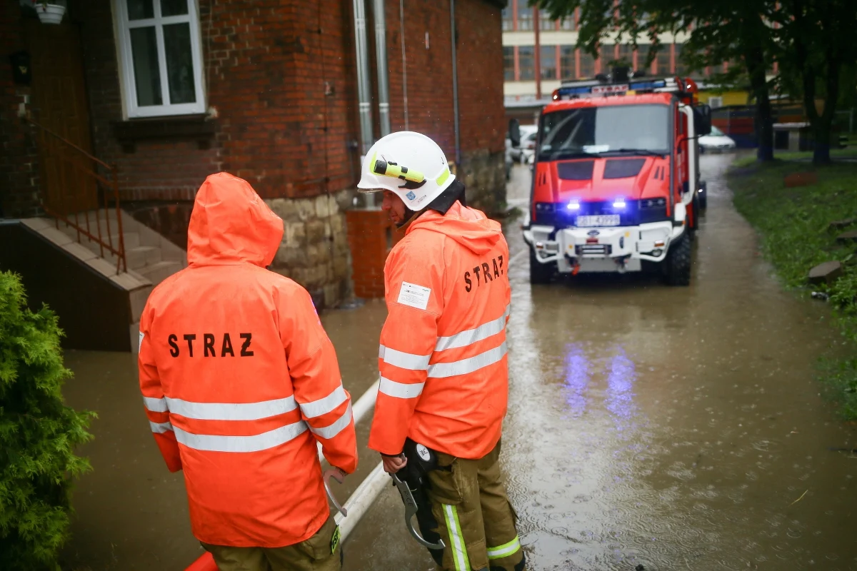 Kilka tysięcy interwencji straży pożarnej w całej Polsce, alarmy powodziowe, ulice zamienione w rwące potoki, zalane samochody, nieprzejezdne drogi, podtopione budynki, przekroczone stany alarmowe rzek – to bilans wczorajszego nagłego załamania pogody. Jak dziś wygląda sytuacja w województwie małopolskim, podkarpackim i śląskim, a szczególnie w Bielsku-Białej, gdzie ulewy były najpotężniejsze? Sprawdzają to na bieżąco reporterzy RMF FM.