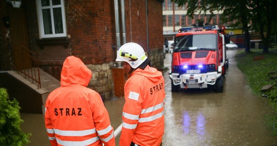 Kilka tysięcy interwencji straży pożarnej w całej Polsce, alarmy powodziowe, ulice zamienione w rwące potoki, zalane samochody, nieprzejezdne drogi, podtopione budynki, przekroczone stany alarmowe rzek – to bilans wczorajszego nagłego załamania pogody. Jak dziś wygląda sytuacja w województwie małopolskim, podkarpackim i śląskim, a szczególnie w Bielsku-Białej, gdzie ulewy były najpotężniejsze? Sprawdzają to na bieżąco reporterzy RMF FM.