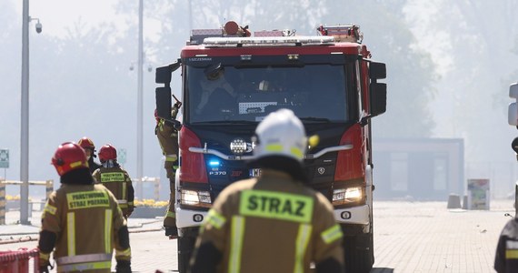 Kolejny pożar przy Marywilskiej w Warszawie. Strażacy gasili ogień w wielkiej hali magazynowej znajdującej się około dwóch kilometrów od centrum handlowego, które spłonęło w zeszłym miesiącu. 