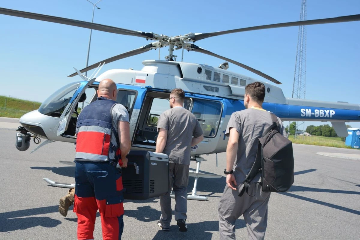 Korzystający na co dzień z domowej tlenoterapii pacjent z ciężką niewydolnością oddechową czekał na przeszczep w sali operacyjnej w Warszawie. Płuca zostały dostarczone policyjnym Bellem-407GXi z granicy polsko-litewskiej, jednak do ostatniej chwili - ze względu na warunki pogodowe - nie było wiadomo, czy lot się odbędzie.