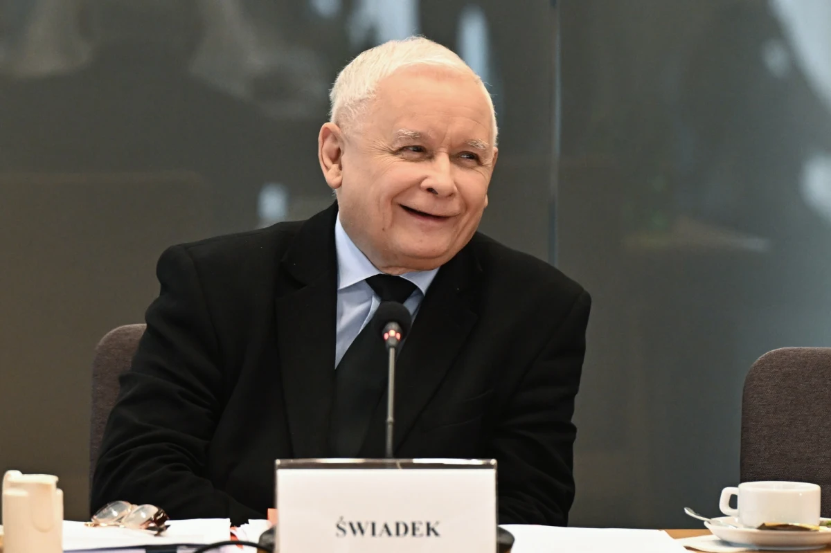 Prezes Prawa i Sprawiedliwości Jarosław Kaczyński nie stawił się przed sejmową komisją śledczą ds. afery wizowej. Przed godz. 10 w mediach społecznościowych rzecznik prasowy PiS Rafał Bochenek przekazał, że udział szefa partii w pracach komisji "nie jest możliwy". Jak argumentował, "p. premier JK jest w drodze powrotnej z protestu rolników w Brukseli przeciwko Waszej, szkodliwej polityce Zielonego Ładu".