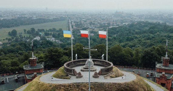 Flaga ukraińska znów powiewa nad Kopcem Kościuszki obok flagi polskiej. "Jestem przekonany, że te flagi są symbolem solidarności naszych narodów i nikomu nie uda się tych relacji zepsuć" - mówił konsul Ukrainy Wiaczesław Wojnarowski.