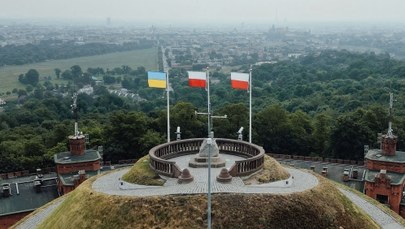 Po incydencie z udziałem Brauna ukraińska flaga uroczyście wraca na kopiec 