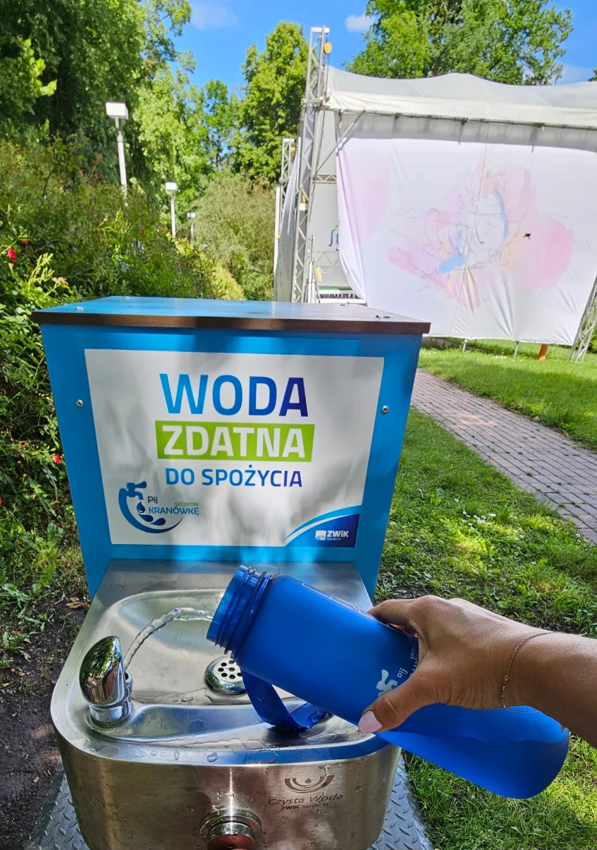 Zamiast iść do sklepu po nową butelkę wody, można zaczerpnąć ją z miejskiego poidełka. W Szczecinie powstaje sieć ogólnodostępnych ujęć wody, którą śmiało można pić. Jest ona czysta i przebadana.