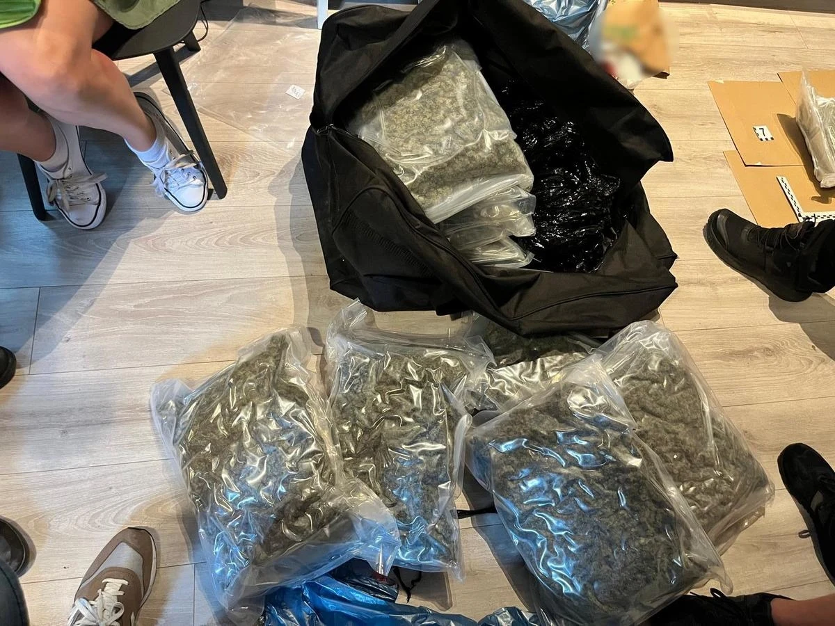 Ponad 15 kilogramów narkotyków, m.in. marihuany i płynnej amfetaminy miał mężczyzna zatrzymany przez policjantów w Poznaniu. Podejrzany jest związany ze środowiskiem pseudokibiców.   

