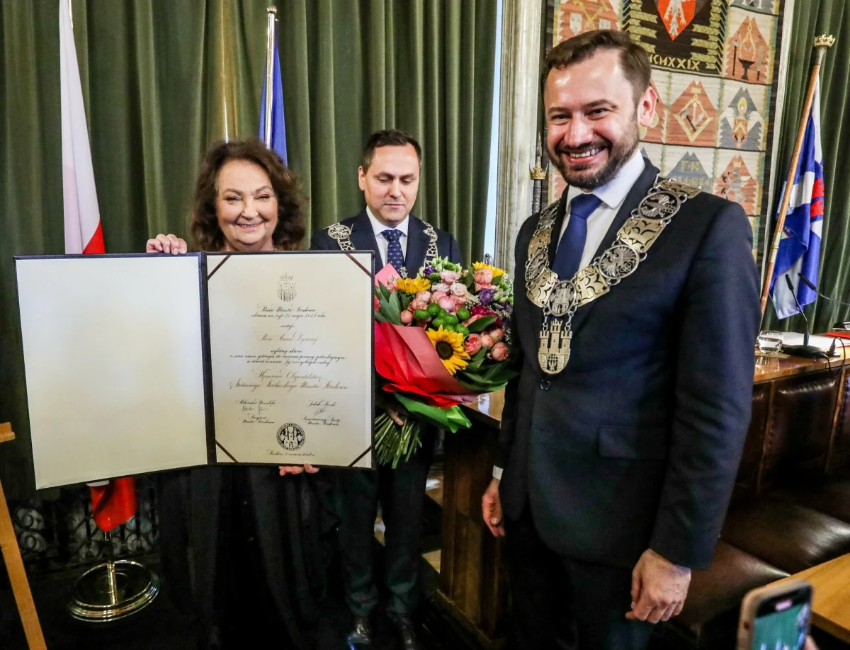 Anna Dymna została honorową obywatelką Krakowa. Aktorkę teatralną i filmową uhonorowano za zasługi dla kultury polskiej i zaangażowanie w sprawy społeczne. "Ludziom trzeba mówić, że są dobrzy. Jak tlenu potrzeba ludziom prostych słów i... miłości" - powiedziała Dymna podczas uroczystego nadania tytułu. 