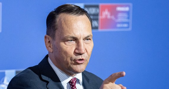 Radosław Sikorski odpowiada na słowa prezydenta Andrzeja Dudy, który zapowiedział, że nigdy nie podpisze nominacji ambasadorskiej do USA dla Bogdana Klicha. Szef MSZ zadeklarował, że "jeśli PiS ma dowód na udział senatora Bogdana Klicha w zamachu smoleńskim, to nie pojedzie do USA, lecz do aresztu".