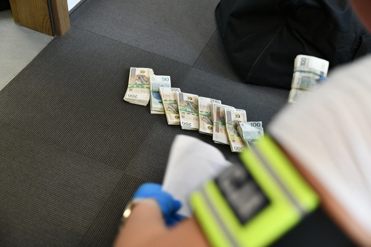 Policja zatrzymała dwóch mężczyzn handlujących narkotykami na jednym z parkingów samochodowych w centrum Białegostoku. Przyłapani "na gorącym uczynku" mieli przy sobie blisko 7,5 kg marihuany i 135 tys. zł. Grozi im do 12 lat więzienia. 