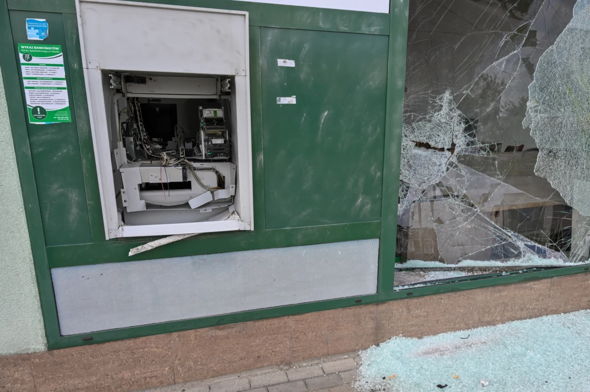 Włamanie do bankomatu przy ul. Niedziałkowskiego we Wrocławiu. Około 3:00 w nocy nieznany sprawca lub sprawcy wysadzili urządzenie i skradli pieniądze. Trwa obława.