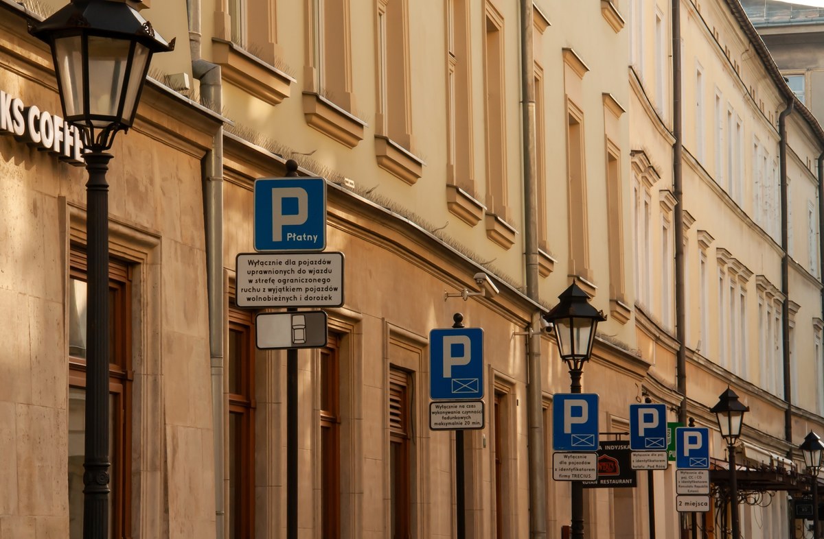 Nie ma planów poszerzenia w najbliższym czasie Strefy Płatnego Parkowania w Krakowie i na razie nie ma możliwości wprowadzenia nowych zasad pobierania opłat  - taką informację przekazali radnym przedstawiciele Zarządu Transportu Publicznego na posiedzeniu Komisji Infrastruktury RMK.