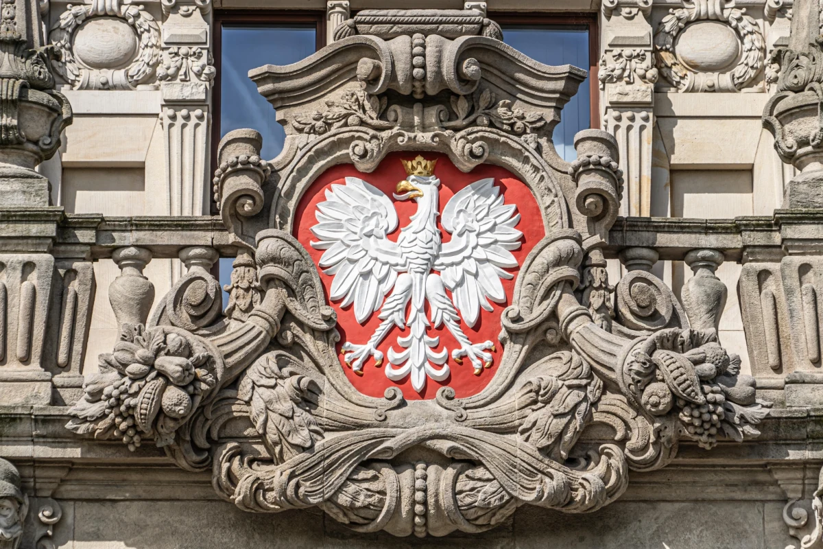 "Wojewoda zachodniopomorski Z.B."  - taki napis został umieszczony na godle - nad wejściem do urzędu wojewódzkiego w Szczecinie. Z.B. to Zbigniew Bogucki, były wojewoda z Prawa i Sprawiedliwości, obecnie poseł. O sprawie jako pierwszy informował dziennikarz RMF FM Paweł Żuchowski.