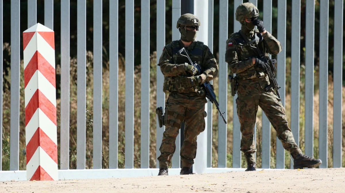 Strefa buforowa przy granicy z Białorusią jest niezbędna - twierdzi komendant Podlaskiego Oddziału Straży Granicznej gen. Sławomir Klekotka. Niemal codziennie na granicy dochodzi do starć z migrantami. Rośnie także agresja wobec polskich służb. Utworzenie specjalnej strefy zapowiedział w ubiegłym tygodniu premier Donald Tusk.