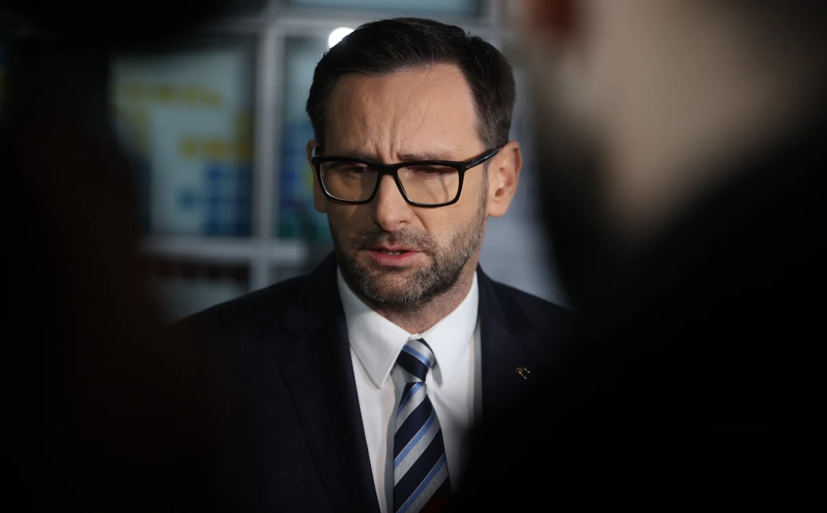 Daniel Obajtek ponownie nie stawił się przed komisją wizową. W związku z tym komisja zdecydowała o skierowaniu do Sądu Okręgowego w Warszawie wniosku o nałożenie 3 tys. zł kary oraz zatrzymanie i doprowadzenie byłego szefa Orlenu na kolejne przesłuchanie, które ma odbyć się 7 czerwca.