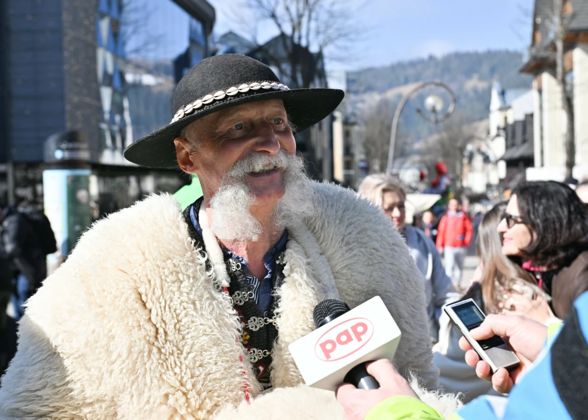 5 czerwca w Zakopanem, po raz pierwszy zebrała się komisja ds. turystyki i promocji. Jak powiedział jej przewodniczący Tymoteusz Mróz - zamierza uporządkować relacje samorządu z branżą turystyczną i z instytucjami zajmującymi się promocją miasta. Komisja ma zająć się m.in. sprawą białego misia z Krupówek. 