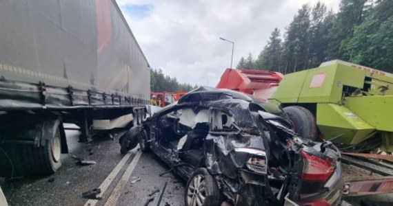 Tragiczny wypadek w małopolskim Brzesku. Zderzyło się tam ze sobą pięć samochodów. Do wypadku doszło na zjeździe z autostrady A4. Zginął 26-latek kierujący Fordem Mondeo. Wjazd i wyjazd na autostradę jest w tym miejscu zablokowany.