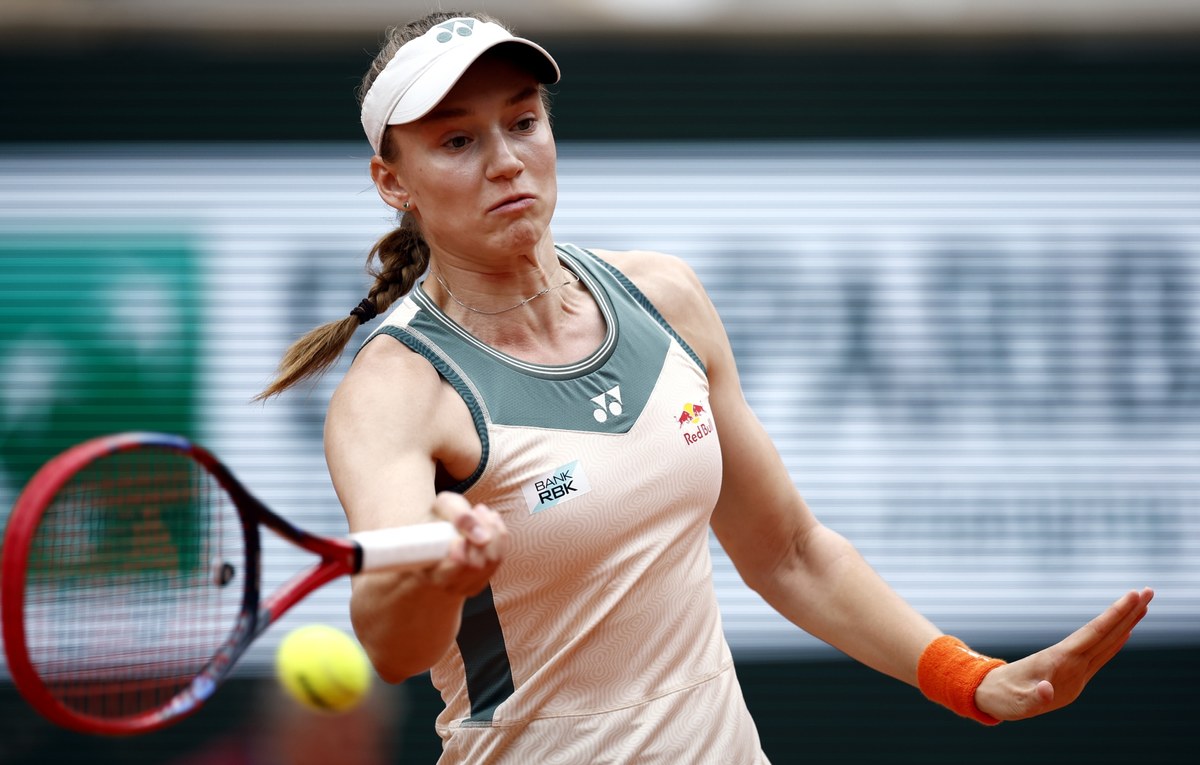 Jasmine Paolini awansowała do półfinału French Open w Paryżu. Mająca polskie korzenie i rozstawiona z numerem 12. włoska tenisistka pokonała reprezentującą Kazachstan Jelenę Rybakinę (nr 4.) 6:2, 4:6, 6:4. Spotkanie trwało dwie godziny i trzy minuty.