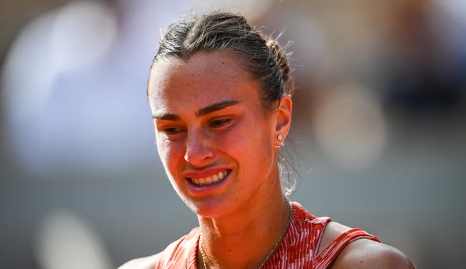 Koszmar Aryny Sabalenki, żegna się z Roland Garros. Przegrała z bólem i 17-letnią Rosjanką