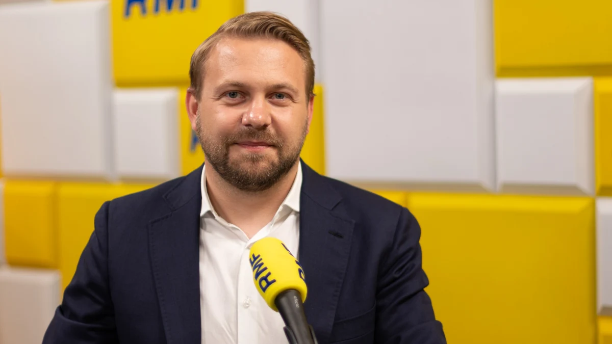 "Komisja ds. rosyjskich wpływów ma przede wszystkim uspokoić Donalda Tuska, który jest świadomy błędów, które popełnił jako polityk odpowiedzialny za reset. I on chce odwrócić kota ogonem" – mówił w Popołudniowej rozmowie w RMF FM Jacek Ozdoba. "Ja wiem, po co jest ten teatr, albo jestem w stanie przewidzieć ruchy Donalda Tuska – dodał poseł i kandydat do Parlamentu Europejskiego z Suwerennej Polski.