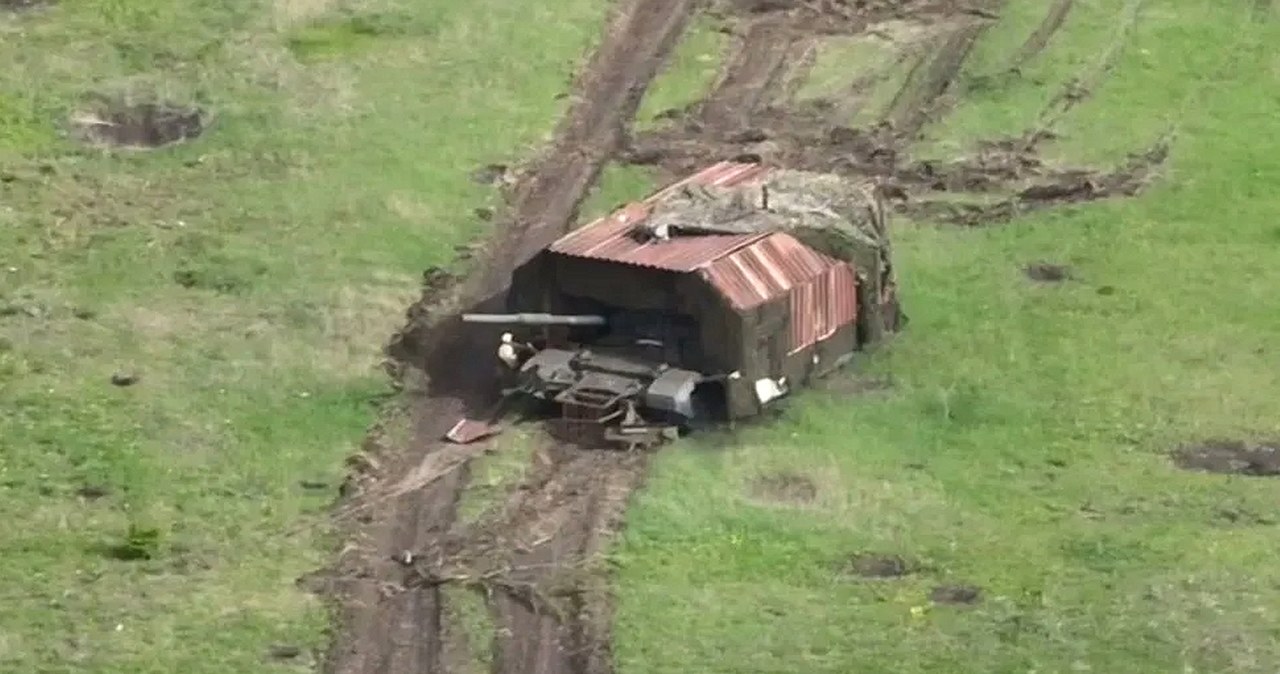 Rosyjski "czołg-żołw" czy "żelazny bałagan" znowu pojawił się na froncie na Ukrainie. Żołnierze Sił Zbrojnych Ukrainy pokazali w wymowny sposób za pomocą drona, jak kiepskie są pomysły armii Kremla.
