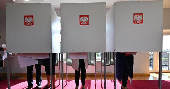 Przebywający w Bośni i Hercegowinie Polacy zagłosują w niedzielnych wyborach do Parlamentu Europejskiego - przekazała ambasada RP w Sarajewie. W poniedziałek trzech członków bośniackiego rządu zablokowało możliwość głosowania obywatelom Polski, Rumunii i Słowenii.