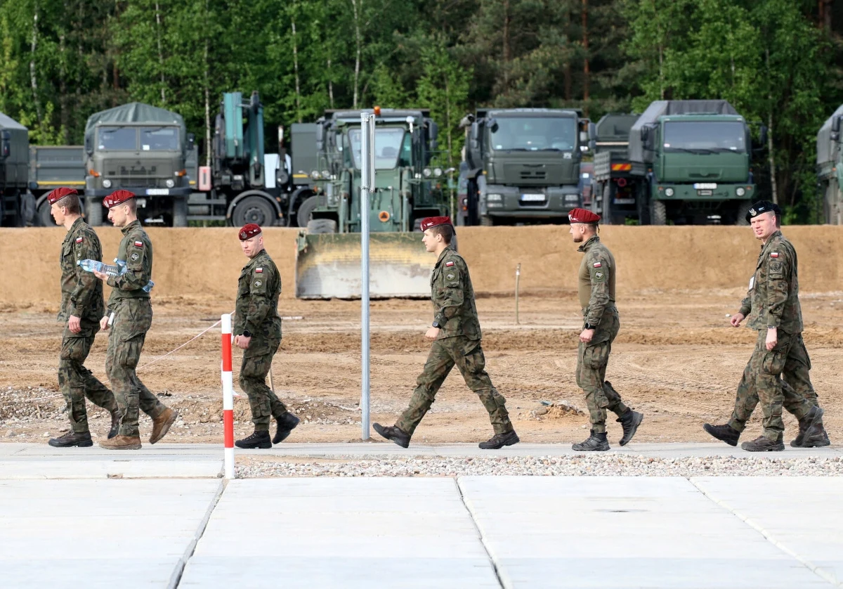 Bulwersujące zatrzymanie żołnierzy za strzały ostrzegawcze z powodu braku przepisów - tak szef Biura Bezpieczeństwa Narodowego, Jacek Siewiera, skomentował zdarzenie, do którego doszło na polsko-białoruskiej granicy. Wypowiedział się również na temat tego, czy po tym incydencie szef MON, Władysław Kosiniak-Kamysz, powinien się podać do dymisji.