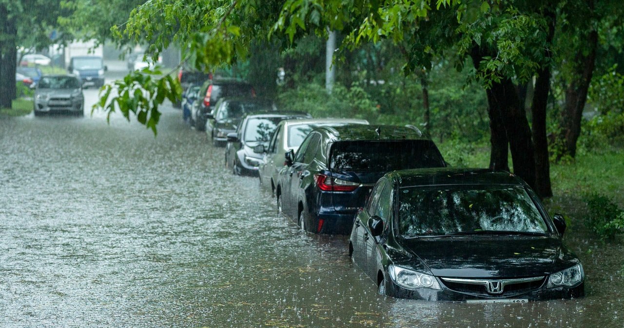 Samochód, powodzi, niby, wygląda, dobrze, woda, mogła, wyrządzić, szkody, których, widać, pierwszy, rzut, rozpoznać, auto, zalan Jak poznać auto po zalaniu? Mechanik: Powódź zostawia ślady