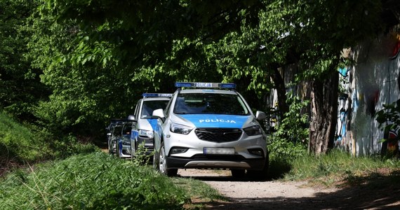 Najpierw pozbawili wolności 18-letnią dziewczynę, a później wywieźli ją do lasu i kazali kopać grób. Zostali zatrzymani, a sąd na wniosek prokuratora podjął decyzję o tymczasowym aresztowaniu. Lista czynów, które na swoim koncie mieli 34-latek i jego partnerka, jest jednak znacznie dłuższa - przekazała st. asp. Magdalena Gąsowska z komendy w Piasecznie.