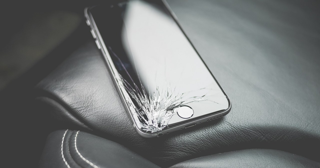 Zbiłeś szybkę w telefonie? Sprawdź, czy gwarancja obejmie darmową naprawę