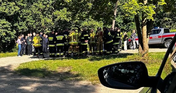 Pięcioletni chłopczyk, przebywający pod opieką babci, wydostał się na rowerku z posesji i oddalił się w stronę lasu. Przestraszona kobieta wezwała pomoc. Chłopca szukało ponad sto osób, w tym operatorzy dronów. Na szczęście udało się go odnaleźć.