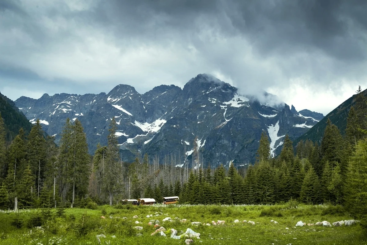 Tatrzański Park Narodowy wydał ostrzeżenie o śniegu zalegającym w wyższych partiach Tatr i uszkodzonych mostkach na dwóch popularnych, górskich szlakach. 