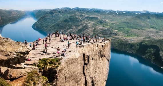 Tragiczny wypadek w Norwegii. Ze słynnego klifu Preikestolen, z wysokość kilkuset metrów spadł mężczyzna. Stało się to na oczach 6-osobowej grupy zagranicznych turystów. Przy zwłokach znaleziono dowód osobisty, można więc było szybko zidentyfikować ofiarę.