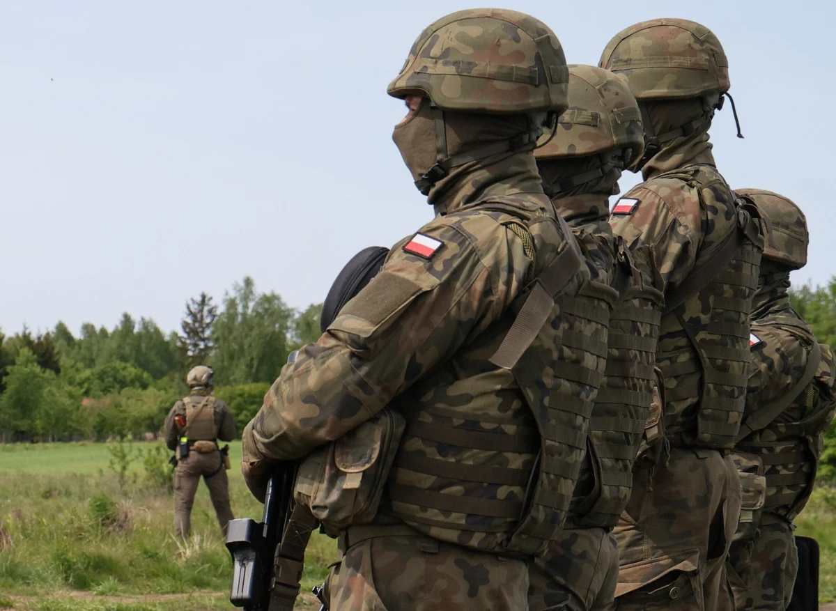 Żołnierz zraniony przy białoruskiej granicy nożem jest w stanie śmierci klinicznej - informował nieoficjalnie tuż po godz. 12 reporter RMF FM. Trzy godziny później Dowództwo Generalne podało, że żołnierz zmarł.