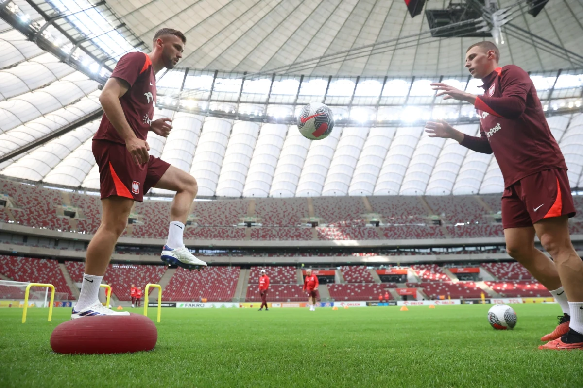 Po niespełna tygodniu wspólnych treningów piłkarska kadra rozegra wieczorem pierwszy mecz towarzyski przed Euro 2024. W Warszawie zagramy z Ukrainą, która w marcu podobnie jak my na turniej awansowała przez baraże. Rywale dysponują obecnie mocnym zespołem. To powinien być wartościowy sprawdzian dla naszej reprezentacji. 