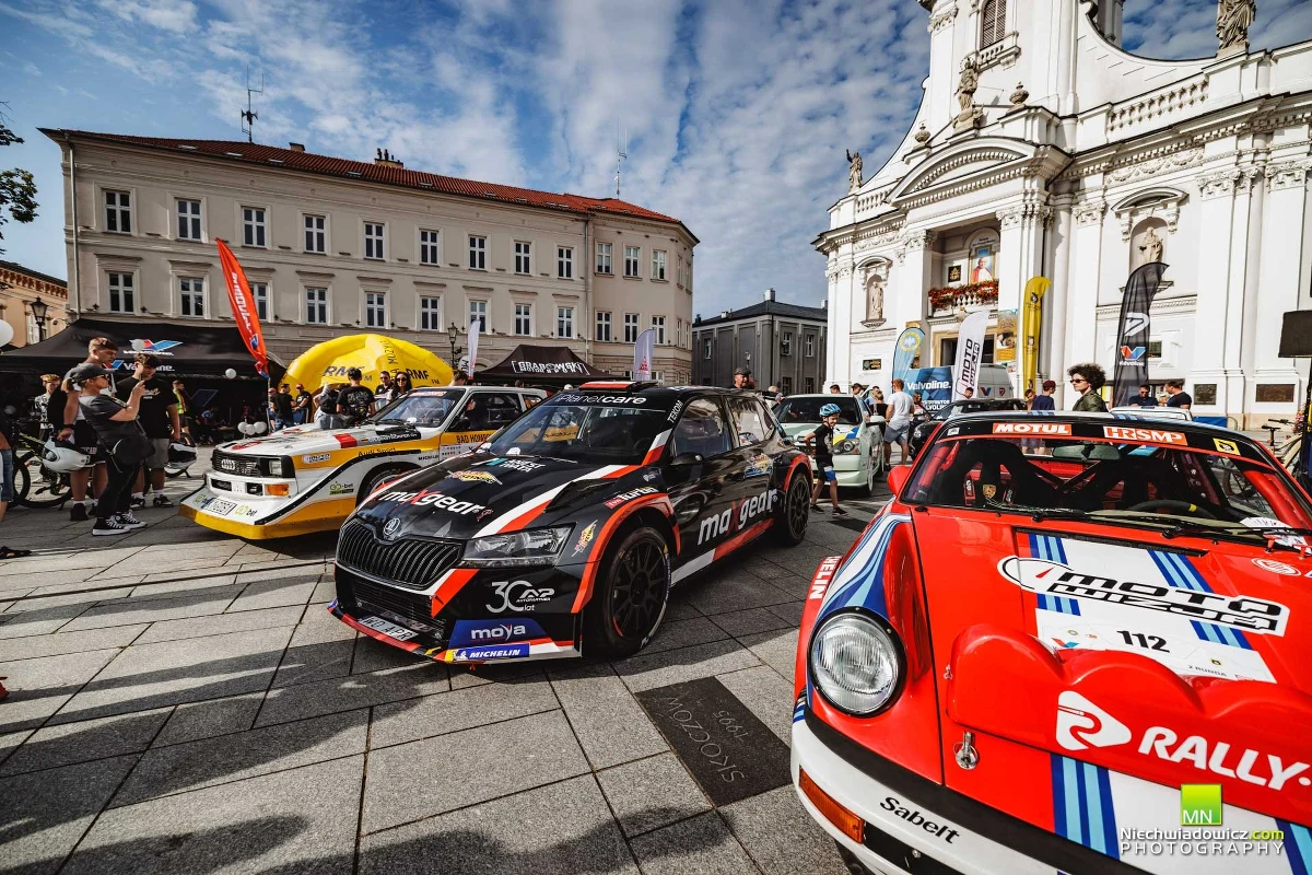 Wadowice w najbliższych dniach będą areną niezwykłego wydarzenia sportowego, które przyciąga miłośników motoryzacji i adrenaliny z całego kraju, a nawet z zagranicy. Mowa o czwartej edycji Valvoline Rajdu Małopolski, która odbędzie się w dniach 6-8 czerwca. To wyjątkowe wydarzenie po raz pierwszy ma swoją bazę właśnie w Wadowicach.
