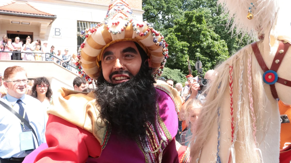 Lajkonika z orszakiem można dziś spotkać na ulicach Krakowa. Tych, których jeździec uderzy buławą, czeka szczęście i pomyślność przez cały rok. W postać Konika Zwierzynieckiego wcielił się Mariusz Glonek. 