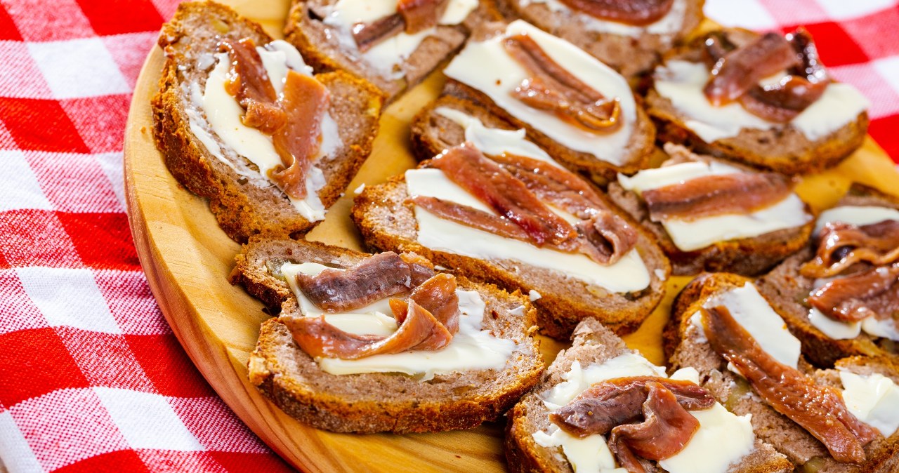 Włosi i Hiszpanie uwielbiają, Polacy nie znają. Czym są anchois?