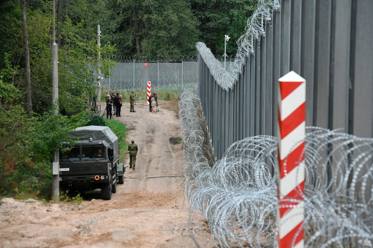 Żołnierze, którzy strzelali podczas interwencji wobec grupy migrantów na polsko-białoruskiej granicy, nie byli w sytuacji zagrażającej ich życiu - poinformowała rzeczniczka Prokuratora Generalnego prok. Anna Adamiak. Jak dodała, nikt nie został ranny na skutek oddanych strzałów. Dwaj mundurowi usłyszeli zarzuty, a trzeci został przesłuchany w charakterze świadka. 