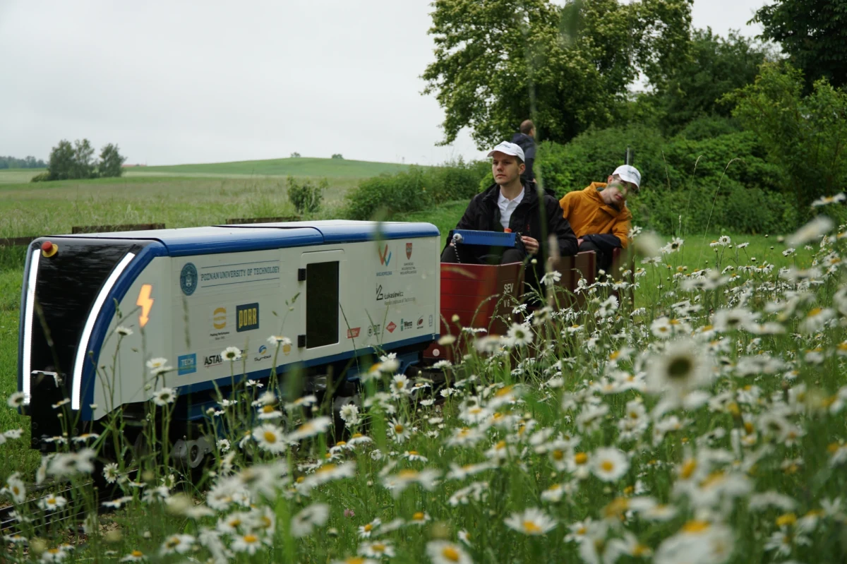 Lokomotywa jest zasilana energią słoneczną, może pociągnąć dziewięć wagonów i rozpędza się do 15 km/h, a może przejechać maksymalnie dystans 25 kilometrów. Studenci z PUTrain wygrali dzięki niej prestiżowy konkurs w Niemczech.
