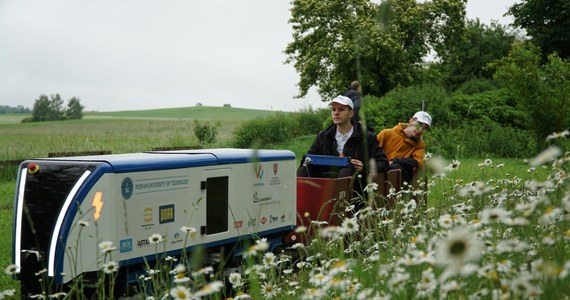 Lokomotywa jest zasilana energią słoneczną, może pociągnąć dziewięć wagonów i rozpędza się do 15 km/h, a może przejechać maksymalnie dystans 25 kilometrów. Studenci z PUTrain wygrali dzięki niej prestiżowy konkurs w Niemczech.
