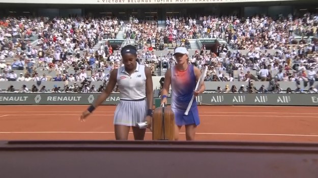 Iga Świątek awansowała do finału Roland Garros. W półfinale pokonała Coco Gauff 6:2, 6:4. Zobacz skrót spotkania. 