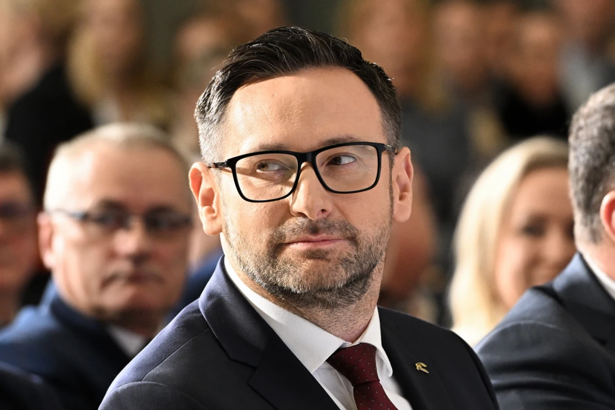 Jak dowiedział się dziennikarz RMF FM, nie będzie zatrzymania i przymusowego doprowadzenia Daniela Obajtka na piątkowe posiedzenie wizowej komisji śledczej. Warszawski sąd odmówił uwzględnienia wniosku komisji w tej sprawie. Zastosował jedynie karę pieniężną w wysokości 3 tys. zł.