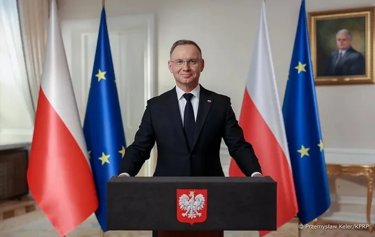 "Europa znajduje się w kluczowym historycznym momencie. To najbliższe lata zdecydują, w jakim kierunku będzie podążać cała Unia Europejska. Czy będzie to, jak chcieli ojcowie założyciele Wspólnoty, Europa ojczyzn, która szanuje historię, kulturę, tradycję i tożsamość poszczególnych państw członkowskich, czy też będzie to scentralizowane europejskie państwo" - mówił w orędziu prezydent Andrzej Duda. Zachęcał też do głosowania w wyborach do Parlamentu Europejskiego, które odbędą się w Polsce 9 czerwca. 