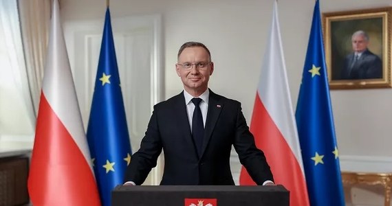 "Europa znajduje się w kluczowym historycznym momencie. To najbliższe lata zdecydują, w jakim kierunku będzie podążać cała Unia Europejska. Czy będzie to, jak chcieli ojcowie założyciele Wspólnoty, Europa ojczyzn, która szanuje historię, kulturę, tradycję i tożsamość poszczególnych państw członkowskich, czy też będzie to scentralizowane europejskie państwo" - mówił w orędziu prezydent Andrzej Duda. Zachęcał też do głosowania w wyborach do Parlamentu Europejskiego, które odbędą się w Polsce 9 czerwca. 