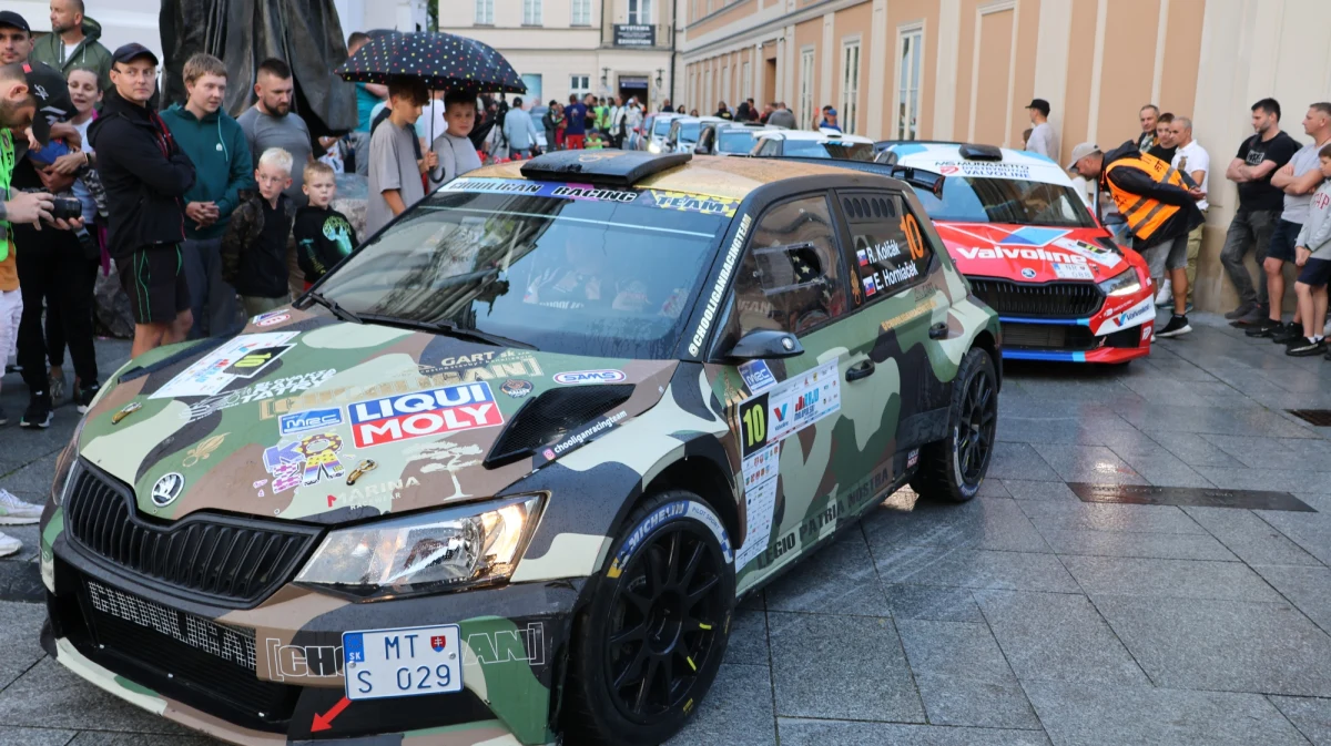 Na rynku w Wadowicach w czwartkowy wieczór rozpoczął się Valvoline Rajd Małopolski.  Na rampę wjechało prawie sto samochodów, które w piątek rozpoczną rywalizację na trasie.