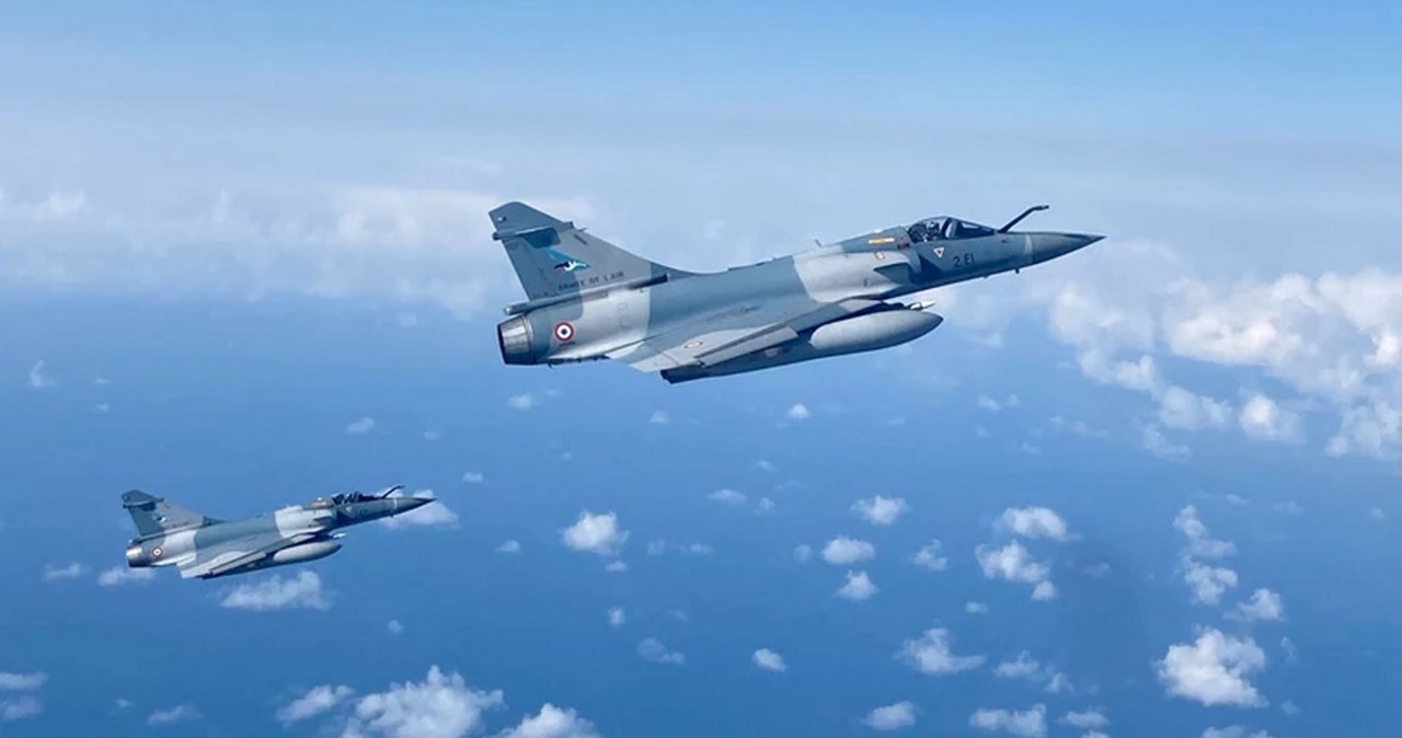 Okazuje się, że francuskie myśliwce Mirage 2000 jednak pojawią się na ukraińskim niebie. I będzie to miało miejsce jeszcze w tym roku. Wołodymyr Zełenski ogłosił, że Ukraina zakupiła te maszyny od Francji. Transakcję potwierdził również Emmanuel Macron, prezydent Francji.