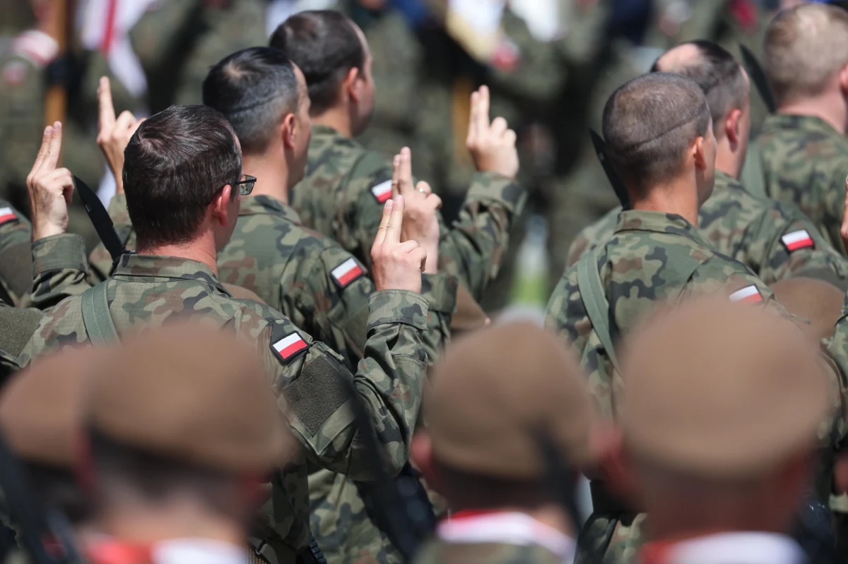 Więcej osób ma w tym roku trafić do wojska. Resort obrony o 10 tysięcy zwiększa limit powołań do dobrowolnej zasadniczej służby wojskowej. Jest projekt rozporządzenia w tej sprawie - dowiedział się reporter RMF FM Krzysztof Zasada.