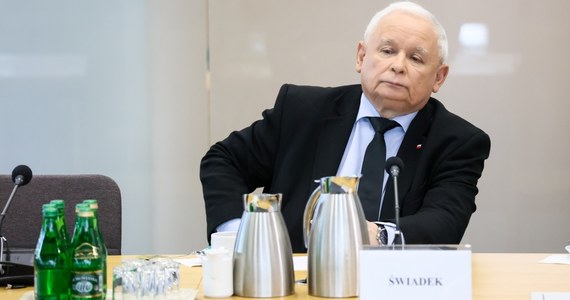 "Opowiem o tym, ale jeżeli pan zdecyduje się na chwilę zamkniętych drzwi" - odpowiedział prezes Prawa i Sprawiedliwości Jarosław Kaczyński na pytanie Michała Szczerby dotyczące tego, "przez jaki przypadek" została ujawniona afera wizowa. Szef PiS zeznawał dziś przed sejmową komisją śledczą ds. afery wizowej.