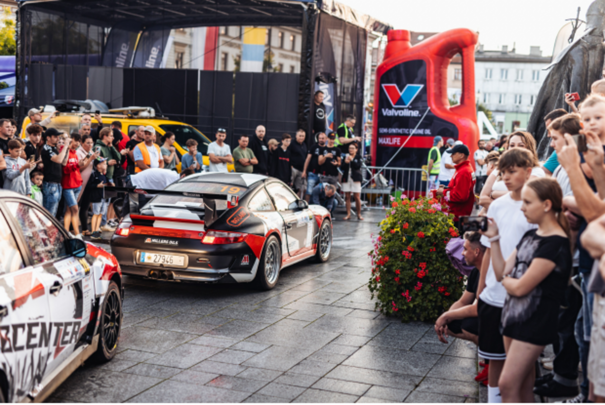 Valvoline Rajd Małopolski 2024 - czwarta edycja pełnego motorsportowych emocji maratonu potrwa do 8 czerwca. Dziś na zawodników czekają wąskie, trudne odcinki specjalne: OS1 Barwałd (9,72 km), OS2 Mucharz (11,29 km), a także miejska próba w centrum Wadowic. Każdy najmniejszy błąd na tych wymagających trasach może wiele kosztować. Jakie emocje towarzyszą rajdowcom? Sprawdziliśmy to!