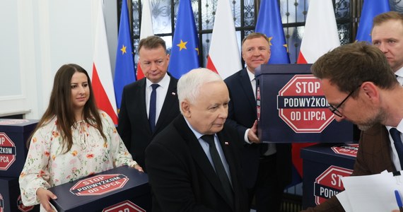 Prezes PiS Jarosław Kaczyński poinformował w piątek, że jego ugrupowanie składa w Sejmie obywatelski projekt ustawy przeciwko podwyżkom. Dodał, że pod tym projektem zebrano już ponad 140 tys. podpisów.