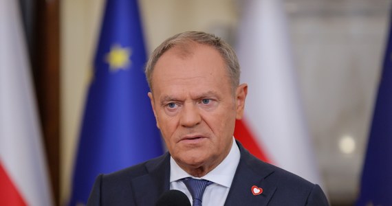 Jest dymisja w związku ze sprawą zatrzymania i zarzutów dla polskich żołnierzy pilnujących granicy z Białorusią. Premier Donald Tusk poinformował, że podjął decyzję o odwołaniu prokuratora Tomasza Janeczka. Szef MON Władysław Kosiniak-Kamysz został zobowiązany do szybkiego przygotowania propozycji zmian w polskim prawie.